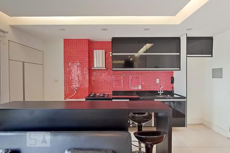 Detalhe cozinha e área de serviço de apartamento para alugar com 1 quarto, 43m² em Melville Empresarial Ii, Barueri