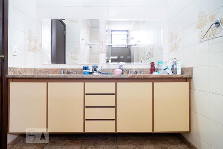 Casa à venda com 410m², 4 quartos e 4 vagasBanheiro Quarto 4 - Suíte