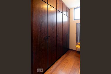 Casa à venda com 410m², 4 quartos e 4 vagasCloset Quarto 4 - Suíte