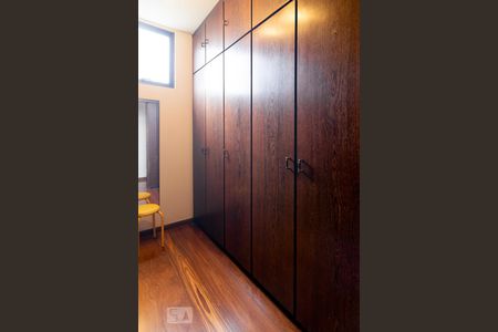 Casa à venda com 410m², 4 quartos e 4 vagasCloset Quarto 4 - Suíte