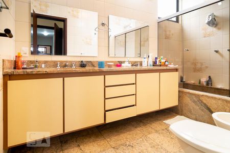 Casa à venda com 410m², 4 quartos e 4 vagasBanheiro Quarto 3 - Suíte