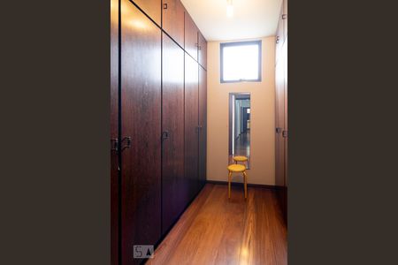 Casa à venda com 410m², 4 quartos e 4 vagasCloset Quarto 4 - Suíte