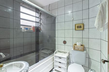 Banheiro de apartamento à venda com 2 quartos, 70m² em São João, Porto Alegre
