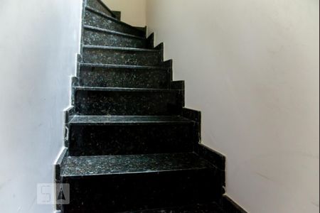 Escada de casa para alugar com 3 quartos, 110m² em Vila Regina, São Paulo