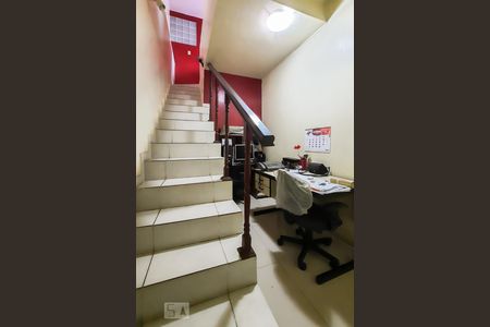 Casa para alugar com 165m², 4 quartos e 2 vagas Casa para alugar com 165m², 4 quartos e 2 vagasEscada