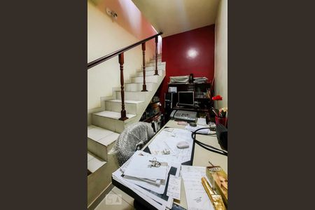 Casa para alugar com 165m², 4 quartos e 2 vagas Casa para alugar com 165m², 4 quartos e 2 vagasEscada