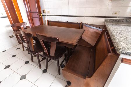 Apartamento à venda com 245m², 4 quartos e 4 vagasMesa e cadeiras