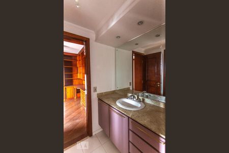 Apartamento à venda com 245m², 4 quartos e 4 vagasBanheiro compartilhado suíte 2 e 3