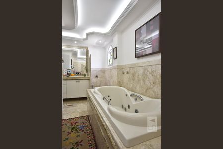 Casa à venda com 500m², 4 quartos e 5 vagasBanheiro da Suíte 2