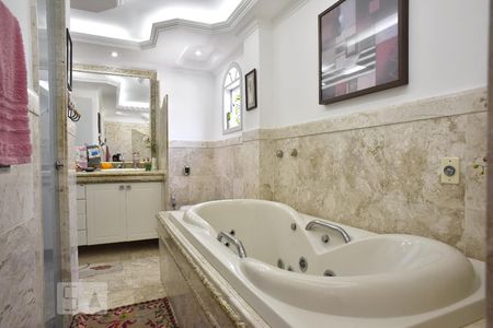 Casa à venda com 500m², 4 quartos e 5 vagasBanheiro da Suíte 2