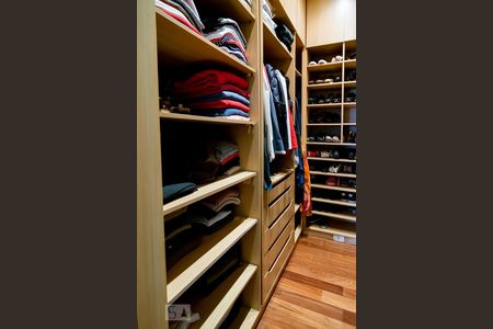 Casa à venda com 200m², 3 quartos e 6 vagasCloset Quarto 3 - Suíte
