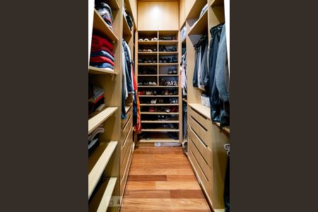 Casa à venda com 200m², 3 quartos e 6 vagasCloset Quarto 3 - Suíte