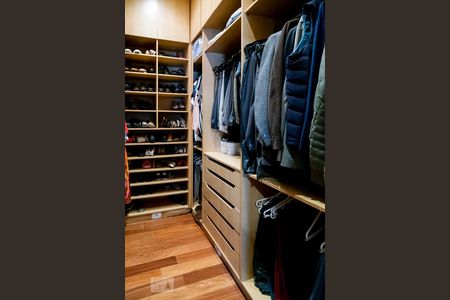 Casa à venda com 200m², 3 quartos e 6 vagasCloset Quarto 3 - Suíte