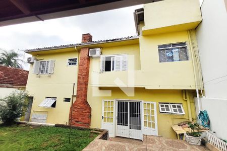 Casa à venda com 250m², 3 quartos e 3 vagas Casa à venda com 250m², 3 quartos e 3 vagasFundos