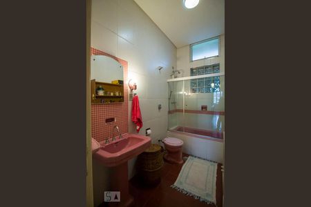 Casa à venda com 338m², 3 quartos e 2 vagasBanheiro 1