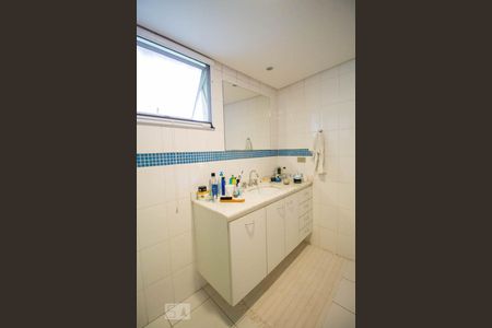 Casa à venda com 338m², 3 quartos e 2 vagasBanheiro da Suíte