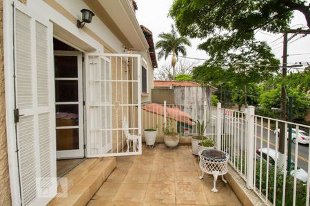 Casa à venda com 300m², 3 quartos e 6 vagas Casa à venda com 300m², 3 quartos e 6 vagasVaranda