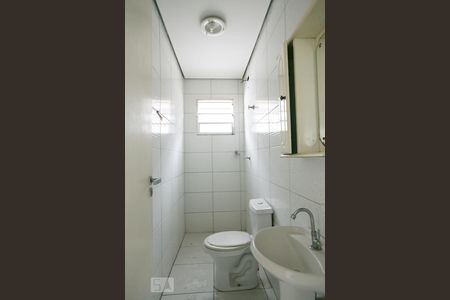 Banheiro de casa de condomínio para alugar com 1 quarto, 29m² em Parque Guarani, São Paulo