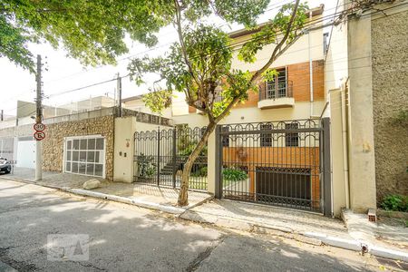 Casa para alugar com 540m², 3 quartos e 4 vagas Casa para alugar com 540m², 3 quartos e 4 vagasFachada