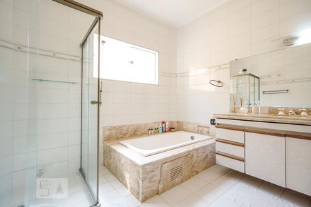 Casa para alugar com 540m², 3 quartos e 4 vagas Casa para alugar com 540m², 3 quartos e 4 vagasBanheiro social