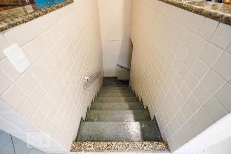 Casa para alugar com 540m², 3 quartos e 4 vagas Casa para alugar com 540m², 3 quartos e 4 vagasEscada da garagem