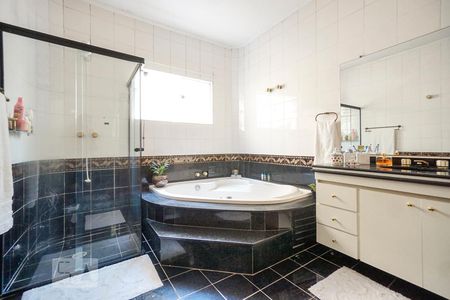 Casa para alugar com 540m², 3 quartos e 4 vagas Casa para alugar com 540m², 3 quartos e 4 vagasBanheiro da suíte 01