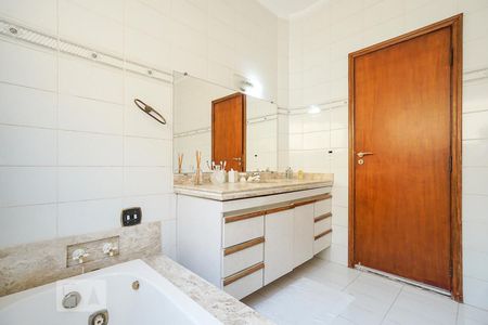 Casa para alugar com 540m², 3 quartos e 4 vagas Casa para alugar com 540m², 3 quartos e 4 vagasBanheiro social