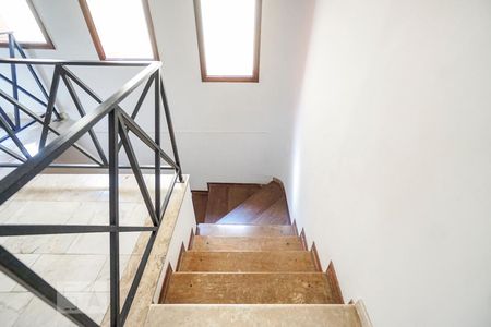 Casa para alugar com 540m², 3 quartos e 4 vagas Casa para alugar com 540m², 3 quartos e 4 vagasEscada