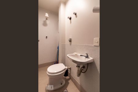 Apartamento à venda com 190m², 4 quartos e 2 vagas Apartamento à venda com 190m², 4 quartos e 2 vagasBanheiro de Serviço