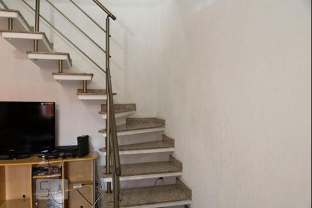 Casa à venda com 300m², 4 quartos e 5 vagasEscada