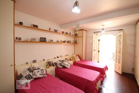 Casa de condomínio à venda com 245m², 5 quartos e 4 vagasSuíte 4