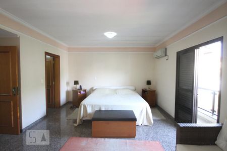 Casa à venda com 435m², 4 quartos e 8 vagasSuíte 1