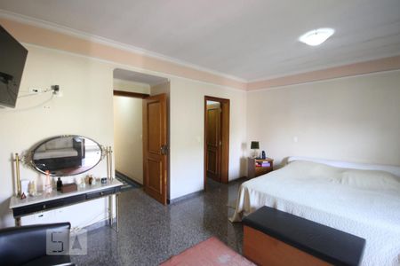 Casa à venda com 435m², 4 quartos e 8 vagasSuíte 1