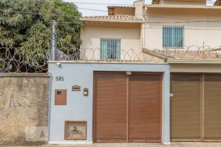 Casa para alugar com 65m², 2 quartos e 2 vagas Casa para alugar com 65m², 2 quartos e 2 vagasFachada