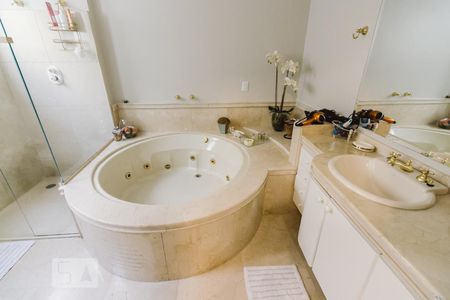 Apartamento à venda com 290m², 4 quartos e 4 vagasBanheiro 1 da Suíte 1