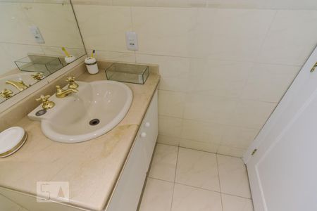 Apartamento à venda com 290m², 4 quartos e 4 vagasBanheiro da Suíte 2