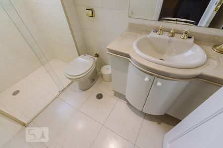 Apartamento à venda com 290m², 4 quartos e 4 vagasBanheiro da Suíte 3