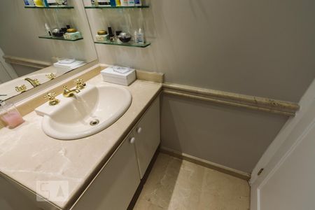 Apartamento à venda com 290m², 4 quartos e 4 vagasBanheiro 2 da Suíte 1