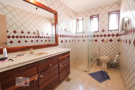 Casa para alugar com 420m², 4 quartos e 5 vagasBanheiro social