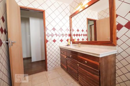 Casa para alugar com 420m², 4 quartos e 5 vagasBanheiro social