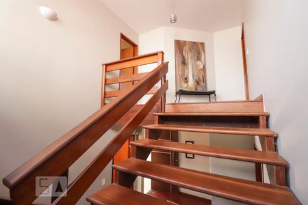 Casa para alugar com 420m², 4 quartos e 5 vagasEscada