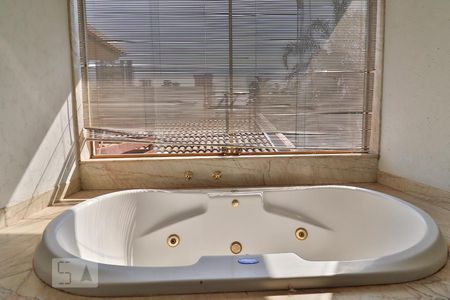 Casa para alugar com 420m², 4 quartos e 5 vagasBanheiro da suíte 2