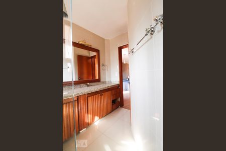 Casa para alugar com 420m², 4 quartos e 5 vagasBanheiro da suíte 1