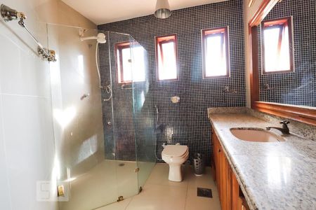 Casa para alugar com 420m², 4 quartos e 5 vagasBanheiro da suíte 1