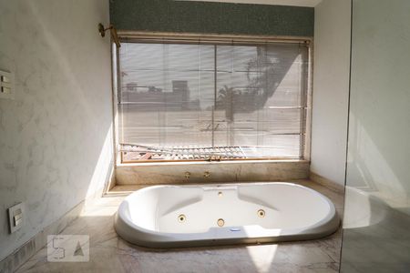 Casa para alugar com 420m², 4 quartos e 5 vagasBanheiro da suíte 2