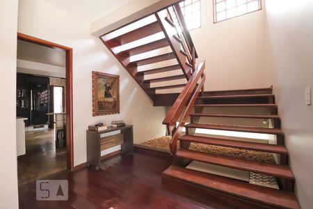 Casa para alugar com 420m², 4 quartos e 5 vagasEscada