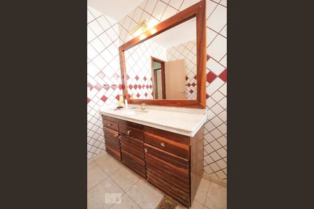 Casa para alugar com 420m², 4 quartos e 5 vagasBanheiro social