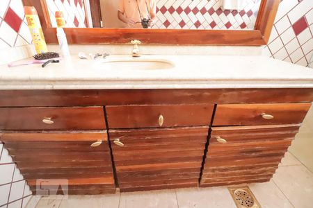 Casa para alugar com 420m², 4 quartos e 5 vagasBanheiro social