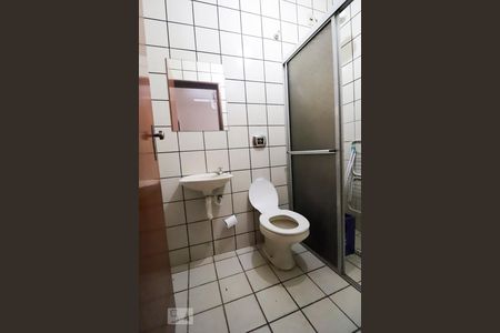 Casa para alugar com 420m², 4 quartos e 5 vagasBanheiro de serviço