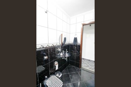 Casa à venda com 179m², 2 quartos e 2 vagas Casa à venda com 179m², 2 quartos e 2 vagasBanheiro de Baixo